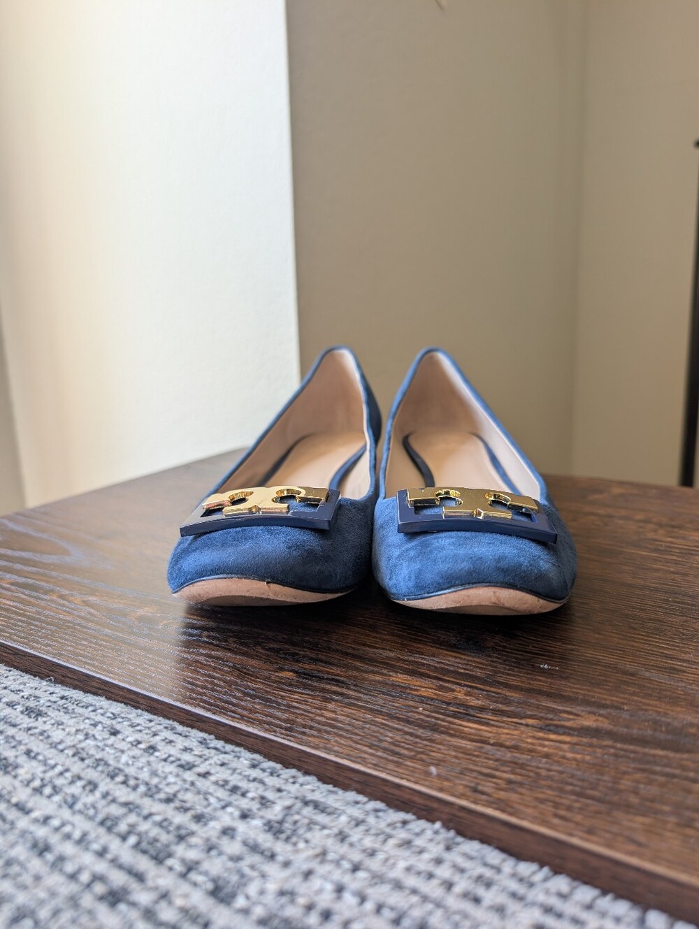 Tory Burch Gigi Blue Suede Gold Logo Slip-on Flats Shoes - Picture 3 of 12